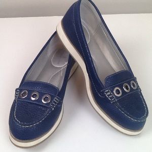 Bandolino navy flats/loafers in size 7